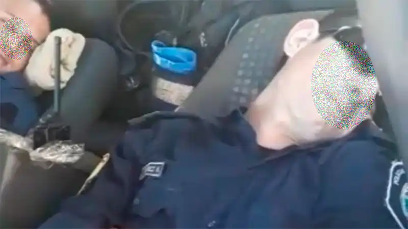 Escracharon a dos policías entrerrianos durmiendo la siesta en un patrullero