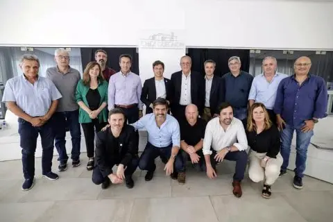 El intendente Barrena junto a intendentes y a Kicillof