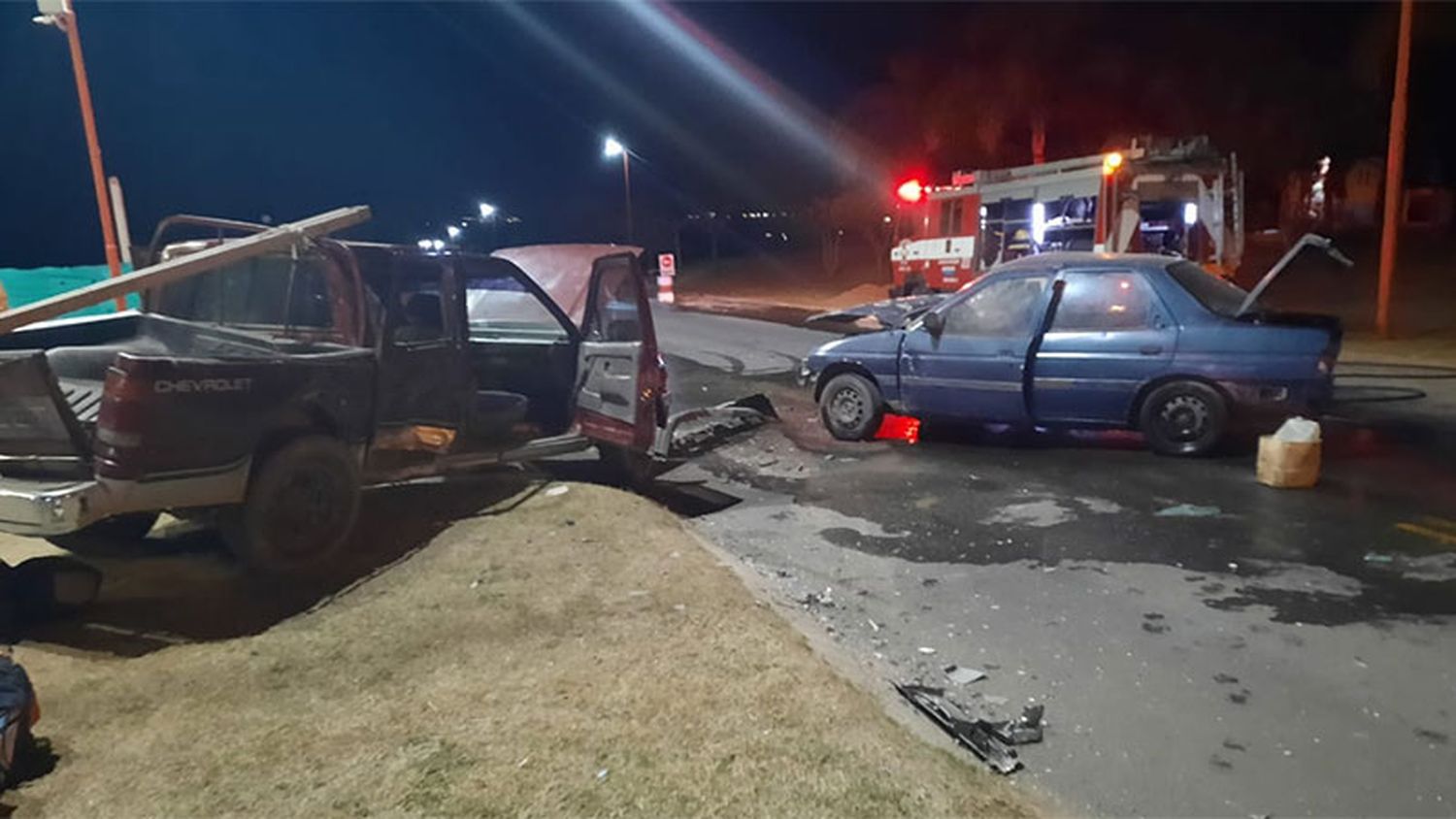 Un impactante choque entre un auto y una camioneta quedó filmado