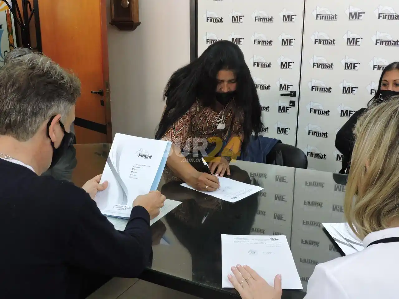 Firmat: entregaron 10 nuevas escrituras a familias de barrio Los Hornitos y Pit