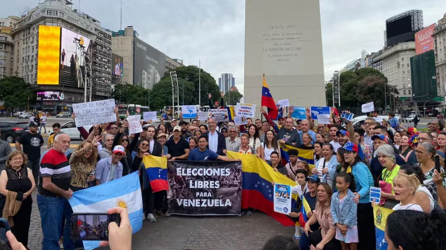 Argentina permitirá el ingreso y la regularización de migrantes venezolanos con documentos vencidos