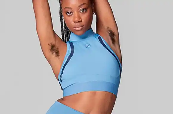 Una campaña de ropa deportiva con una modelo con vello en las axilas causó revuelo en las redes