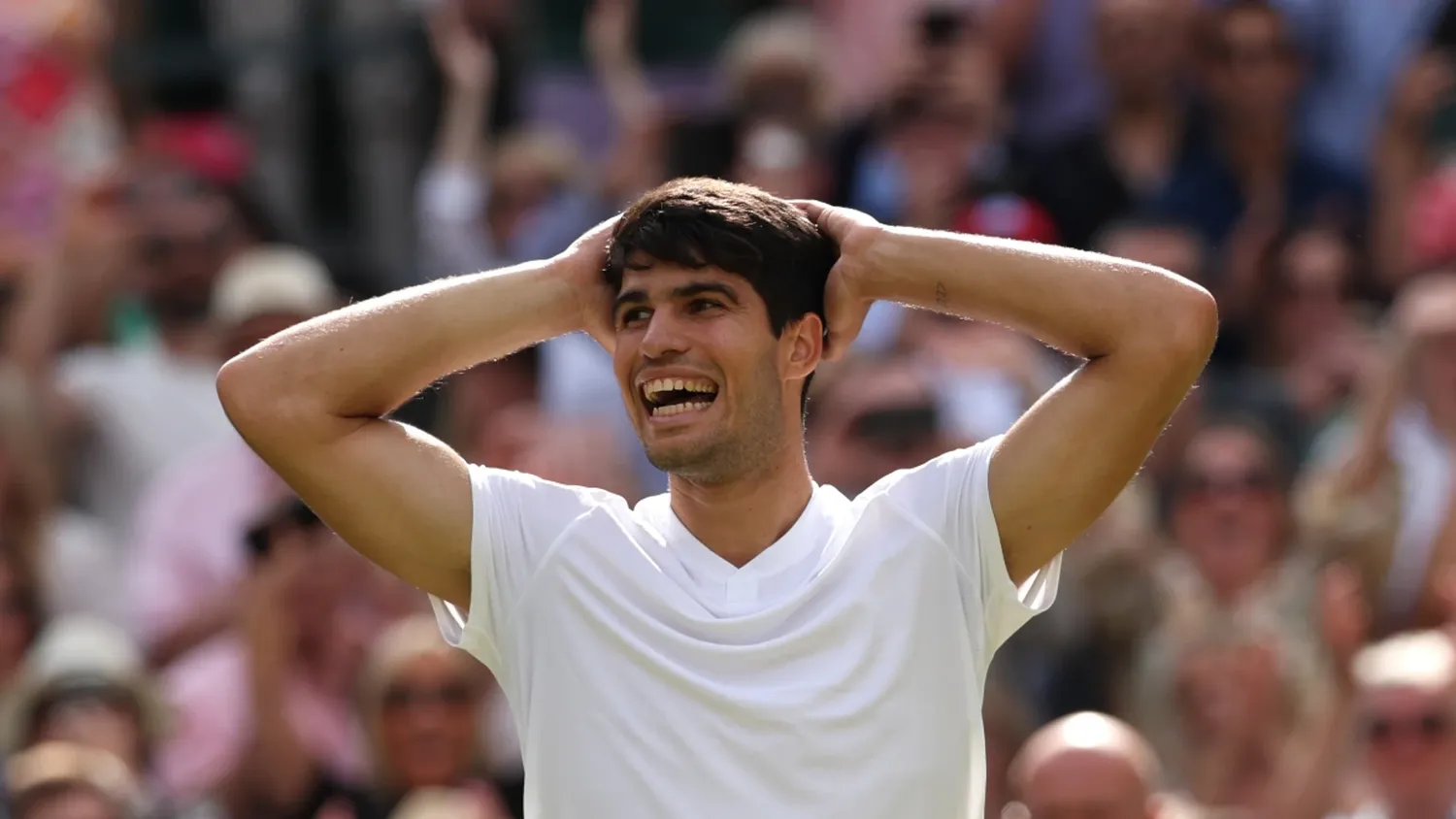 Sonrisa y festejo. De Alcaraz en Wimbledon