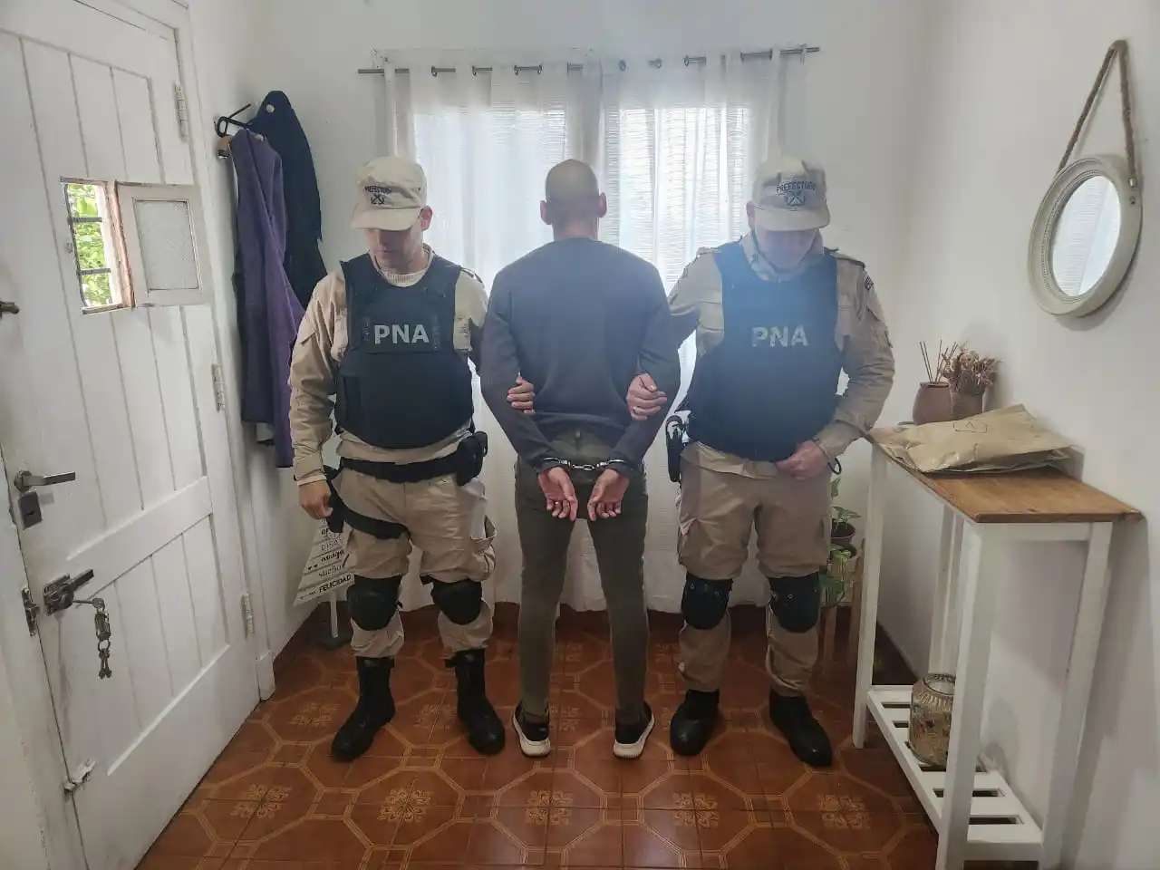 policias detenidos - allanamientos 8-5