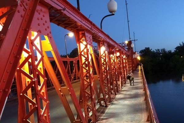 Puente iluminado: el Municipio realiza prueba piloto para la temporada 