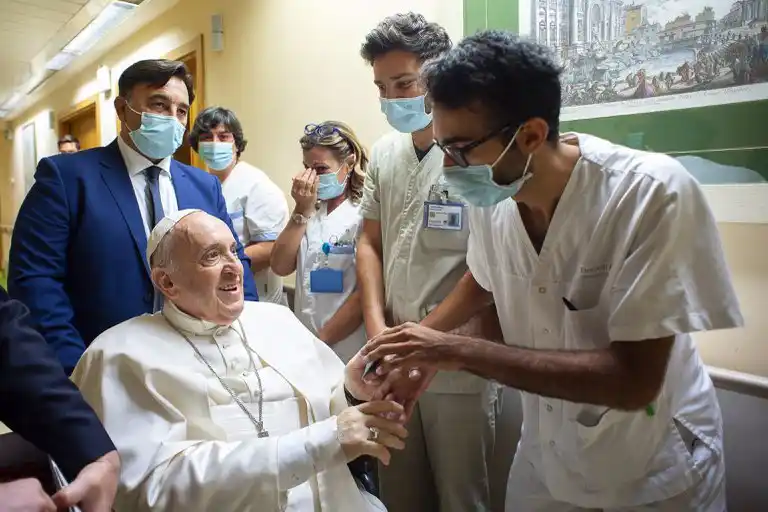 El papa Francisco salió del hospital y continuará su recuperación en el Vaticano