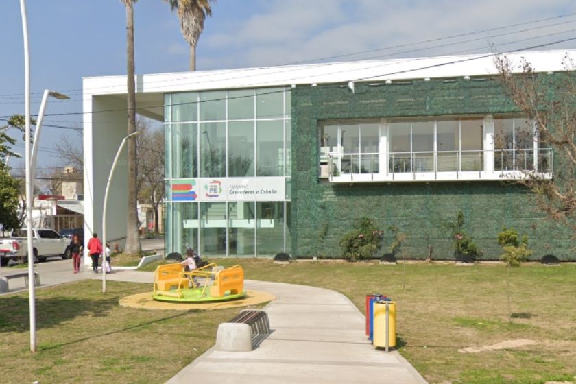 Fuerte choque entre un camión y un colectivo en la autopista Rosario-Santa Fe: hay un herido