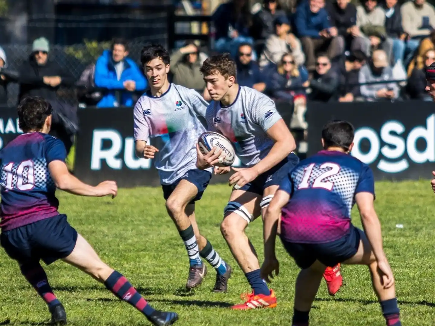 Melitón Gaztambide, que aparece en apoyo, anotó uno de los tries de la Urmdp.

Foto: Lucas Currá.