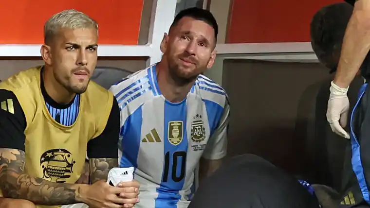 Lionel Messi llorando al tener que salir lesionado