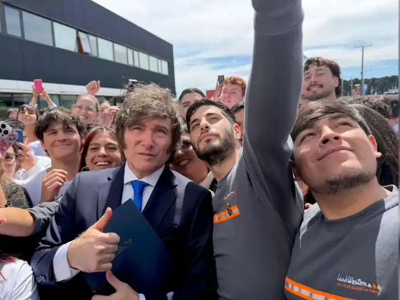 Milei, acompañado por Petri y Karina, encabezó una caravana por el centro de Mendoza