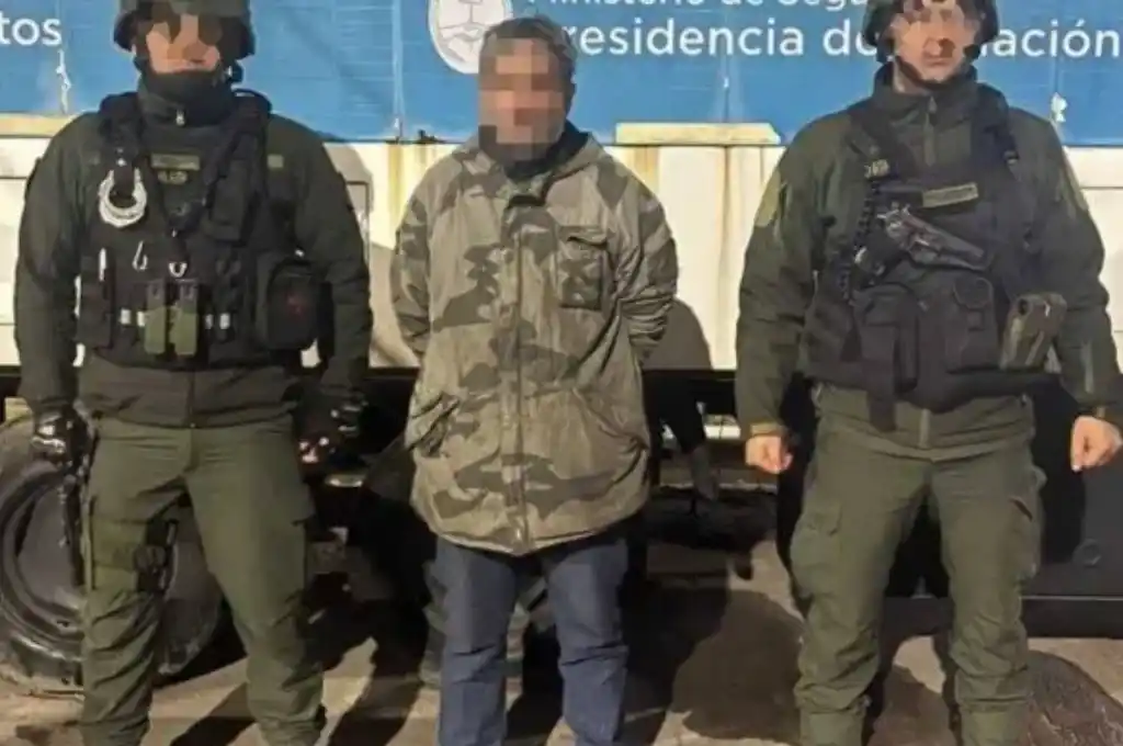 La detención del hombre bajo la acusación de "tenencia ilegal de arma de fuego".