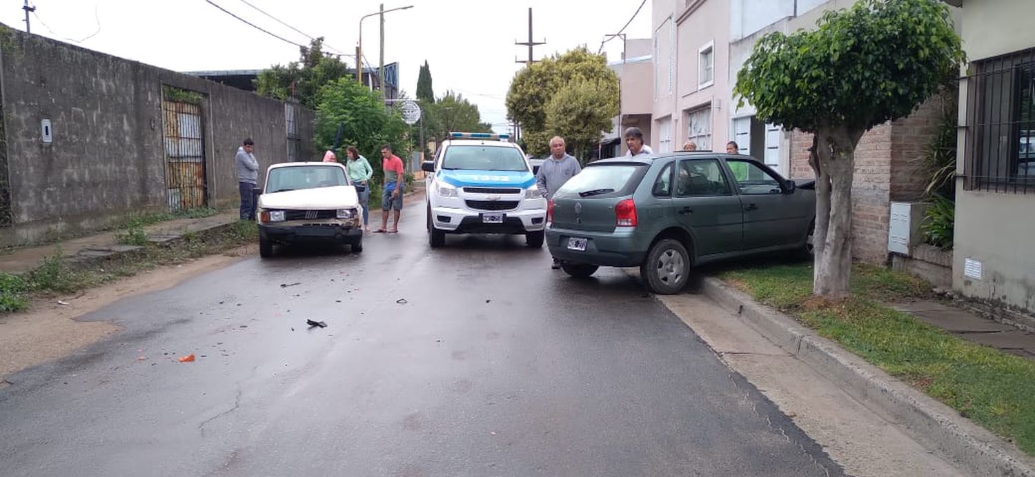 Chocaron dos autos y uno terminó contra la pared de una vivienda