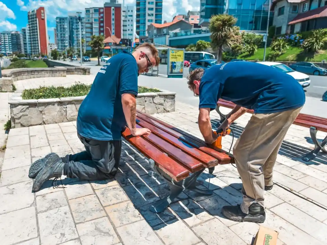 Se están realizando trabajos de pintura de muretes, reemplazo de cestos y se prevé el recambio de baldosas de cara a la temporada estival.
