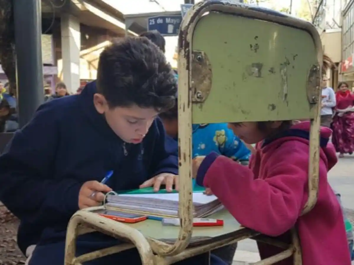 La historia de Angelo, el nene que estudia en la peatonal