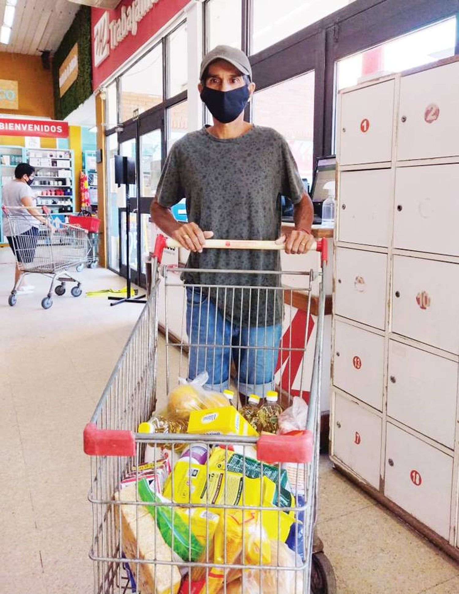 José López, ganador de un carrito de productos de Supermercados Modelo