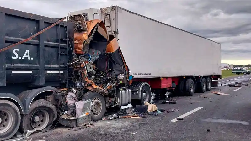 Impresionante choque de camiones en la Ruta 9: un conductor quedó atrapado