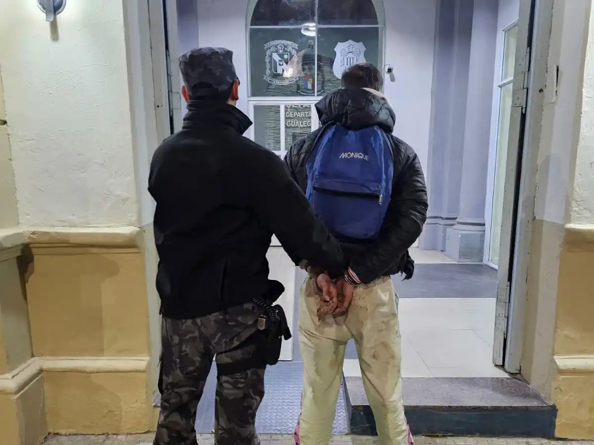 Un hombre entró a robar a una vivienda y se quizo escapar corriendo por los techos