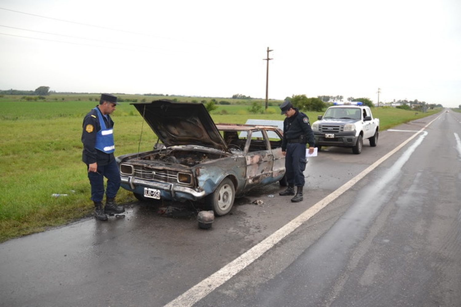 Un Taunus se prendió fuego en la Autovía General Artigas 