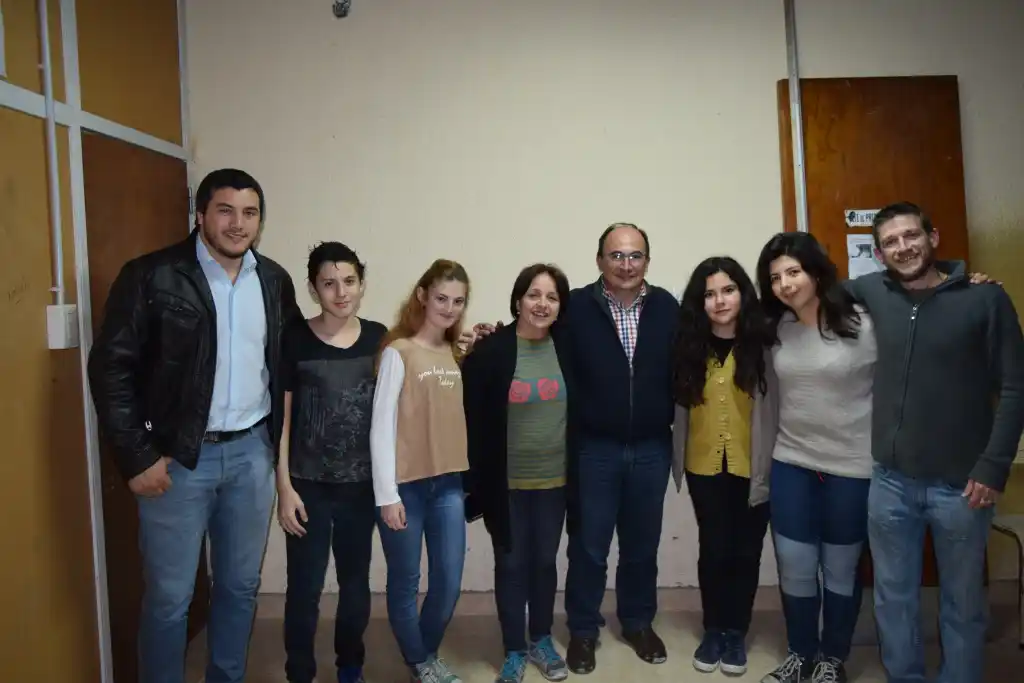 Salomón brindó una entrevista a jóvenes de una escuela de Saladillo