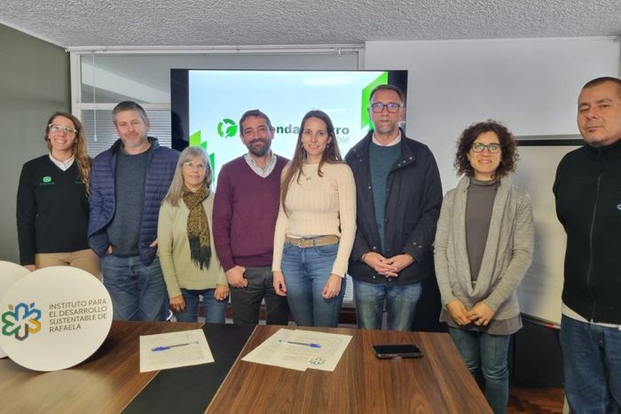 Diego Castro, Maria Paz Caruso Diego Peiretti con sus equipos luego de la firma del convenio