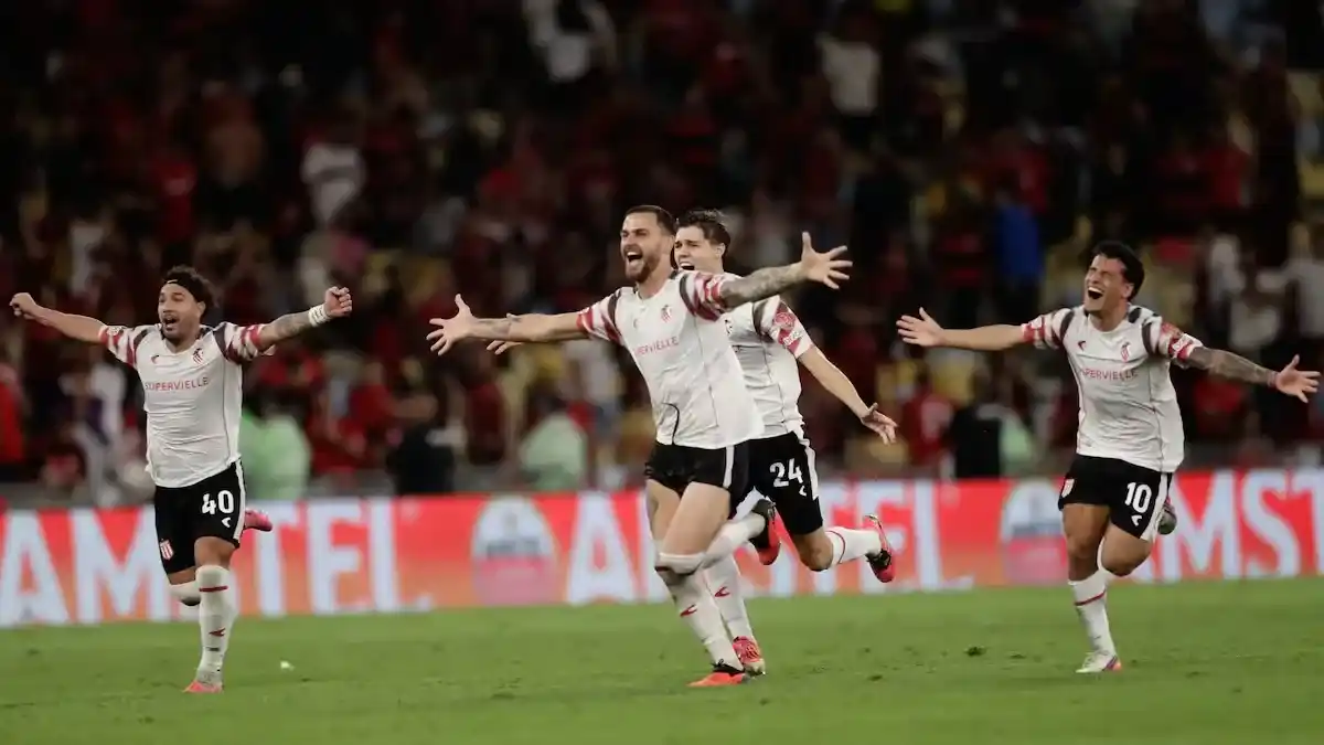 La emoción de dos hinchas de Estudiantes de La Plata por el pase a la final de la Copa Libertadores