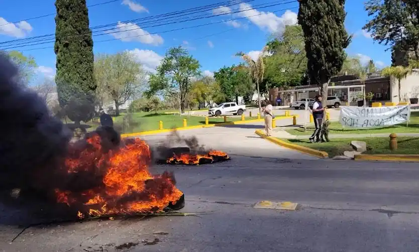 Trabajadores despedidos de Ilva volvieron a manifestarse en el Parque Industrial