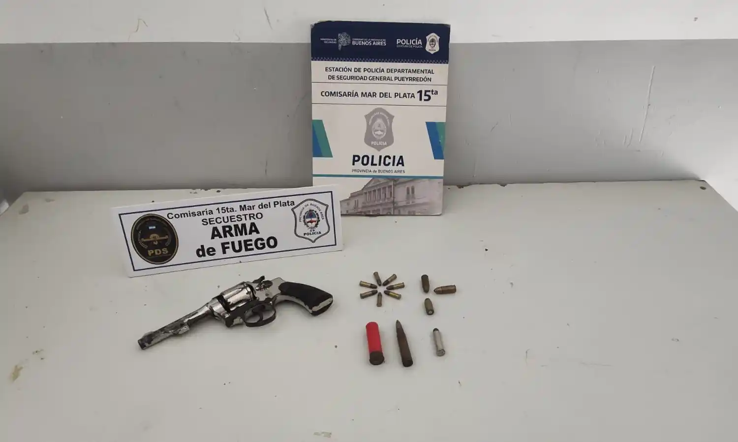 Además de los objetos robados, se secuestró en la vivienda allanada un arma de fuego.