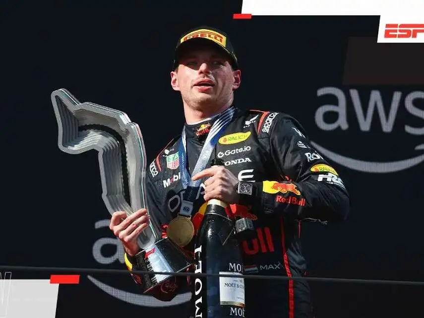 El neerlandés construyó su triunfo en el GP de Emilia-Romagna con una maniobra de antología sobre Oscar Piastri para volver a vencer justo en la carrera 400 del equipo austríaco.