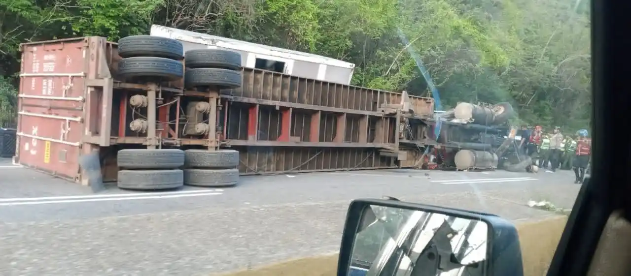 Un muerto y 2 heridos tras chocar gandola con otros transportes pesados en la autopista de Guarenas este #08Jun