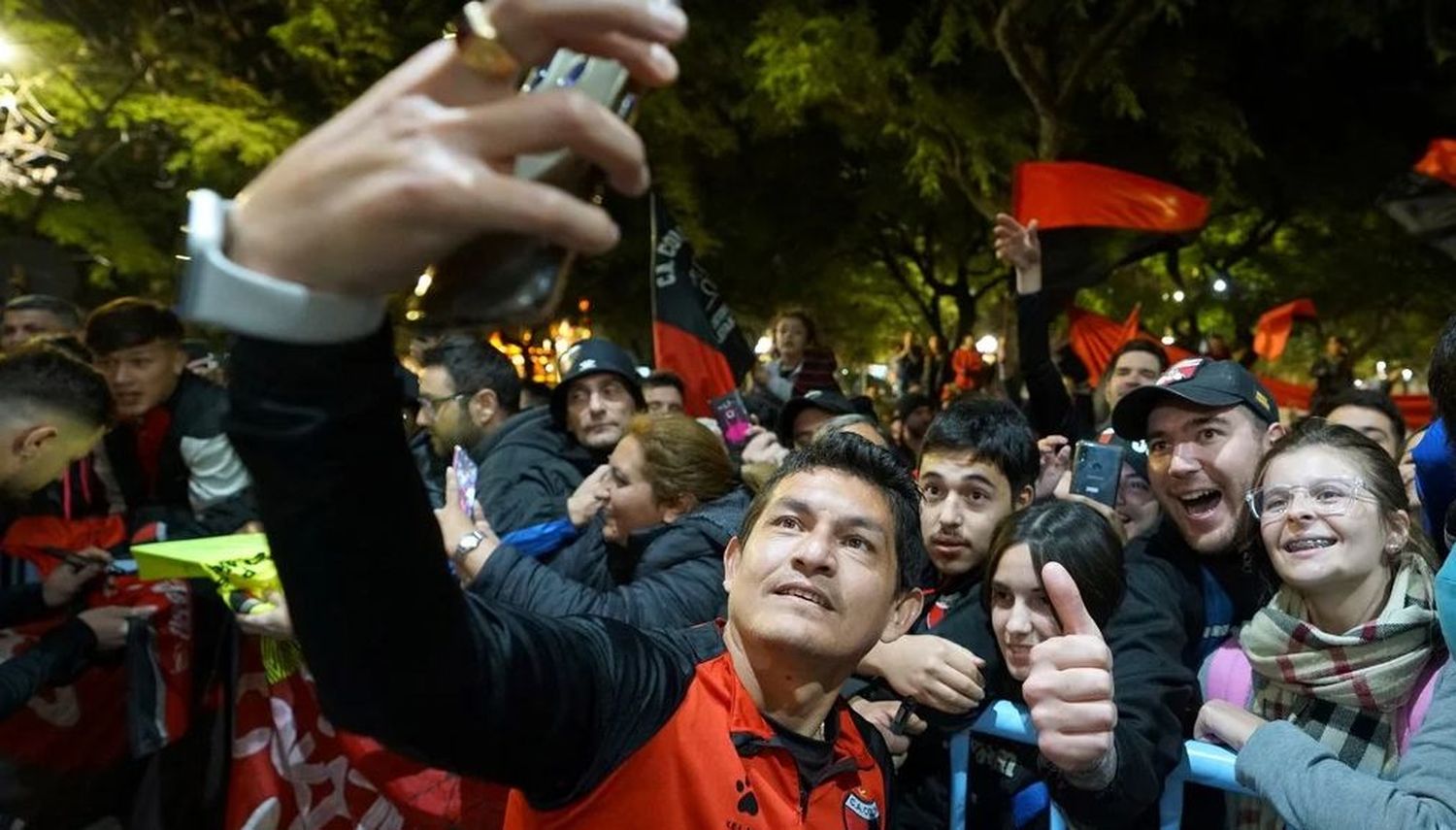 Copa Libertadores: banderazo de los hinchas de Colón en Córdoba a la espera de los octavos de final