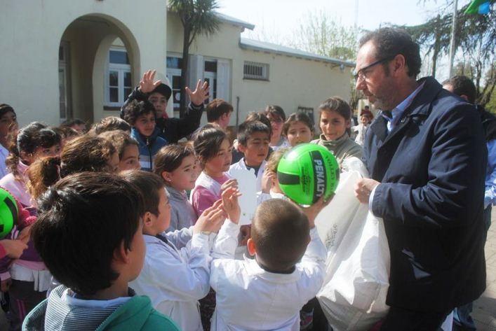 Intendente Torchio recorrió escuelas de Carlos Casares