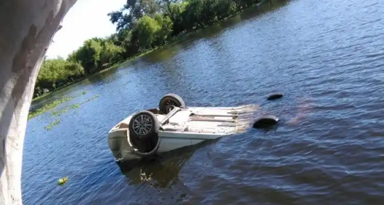Baradero: Un auto chocó y terminó flotando en el río