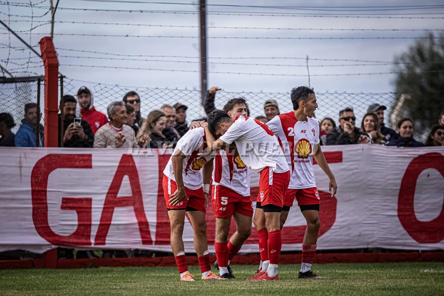 Abrazo de equipo. El festejo de los jugadores del Globo chavense por el triunfo ante el Ventarrón