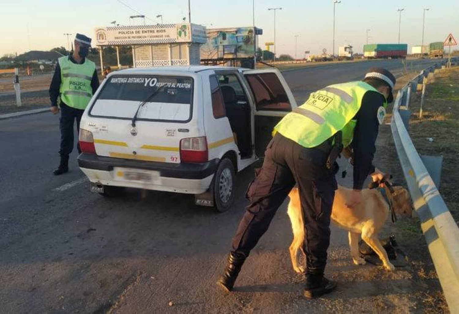 Venía en taxi desde Rosario con droga y la descubrieron