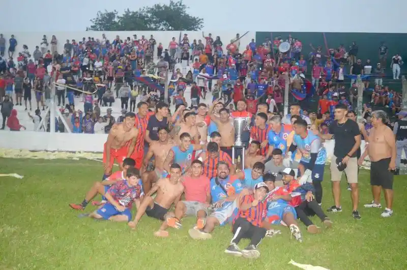 1.º de Mayo goleó y gritó
campeón en Laguna Blanca