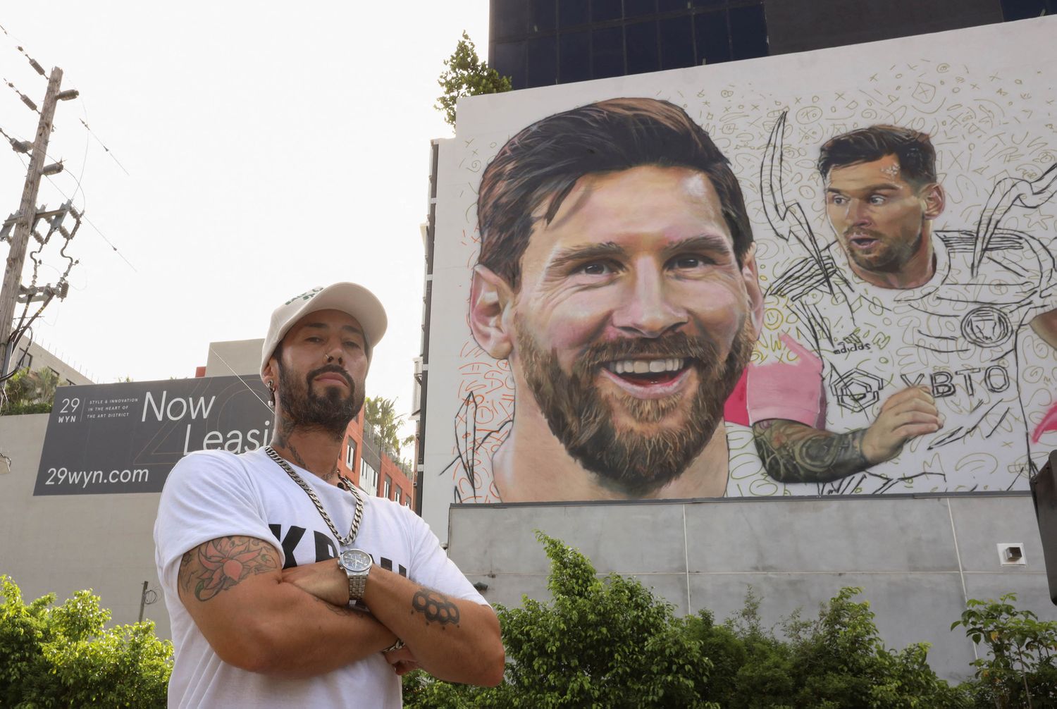 El artista Maxi Bagnasco, junto al mural que pintó en Wynwood, en Miami.