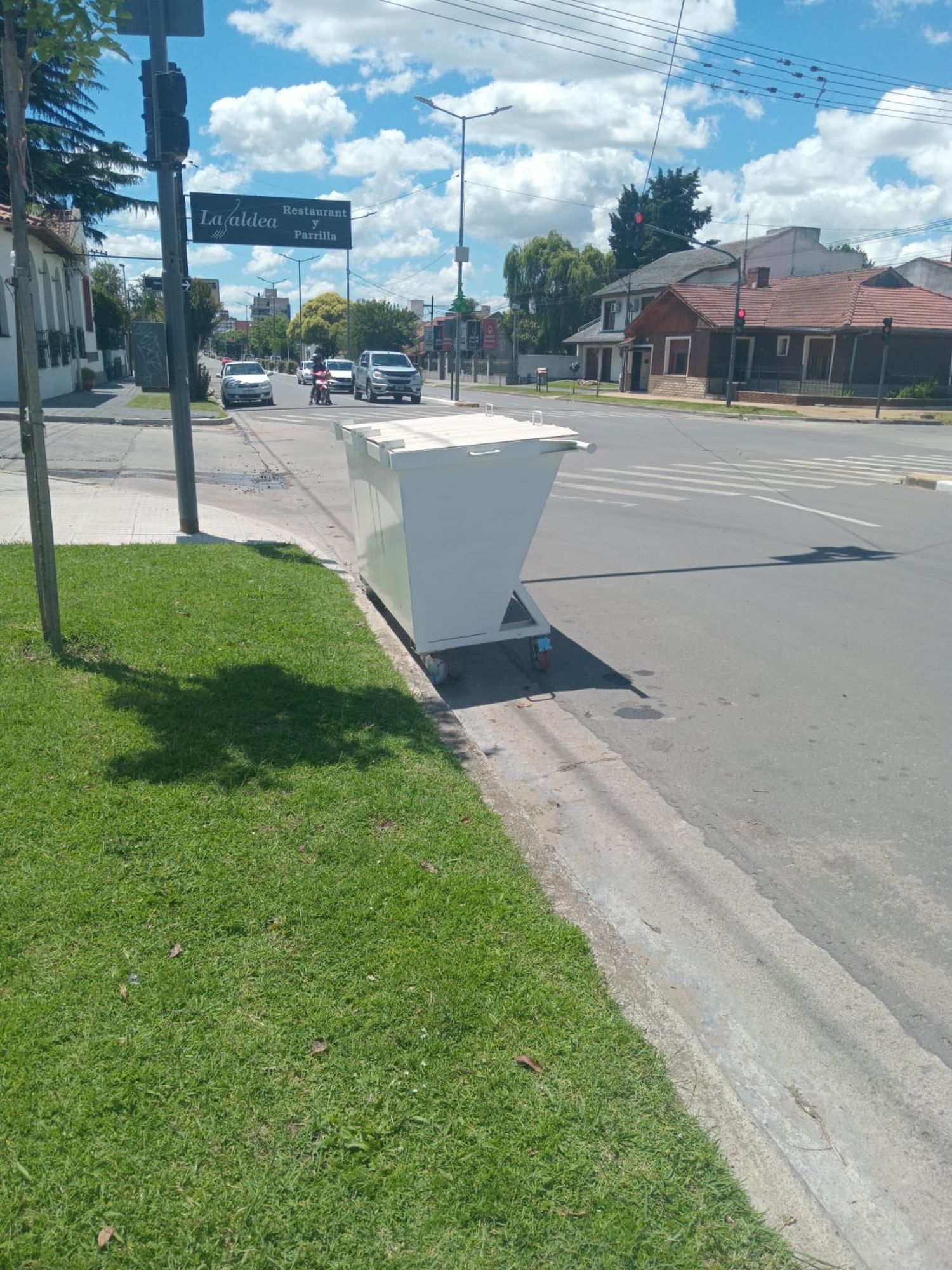 Sin resolver el problema de fondo, el Municipio coloca contenedores en la ciudad para dejar residuos