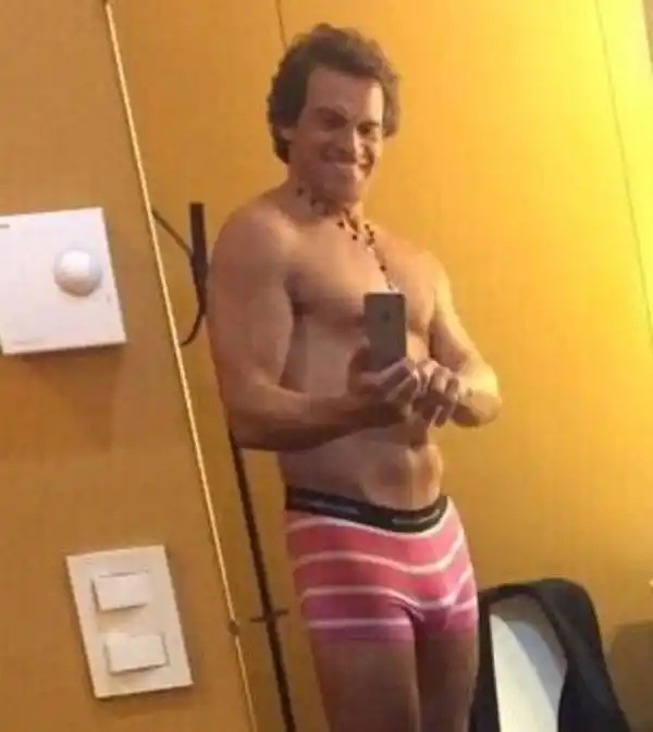 La foto del periodista Claudio Rígoli en paños menores hace furor en Twitter