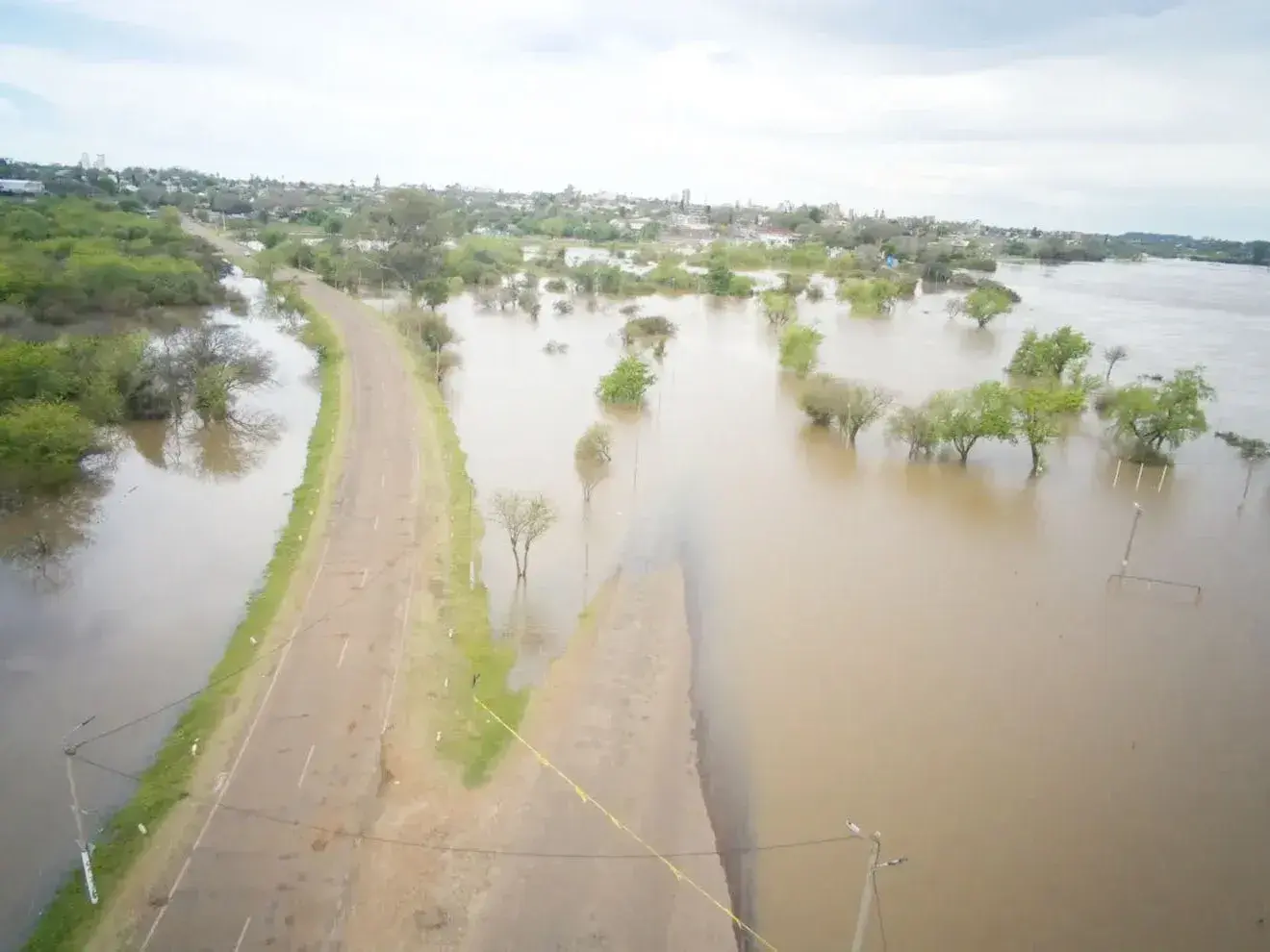 Salto se prepara para las evacuaciones mientras el río avanza sobre las calles