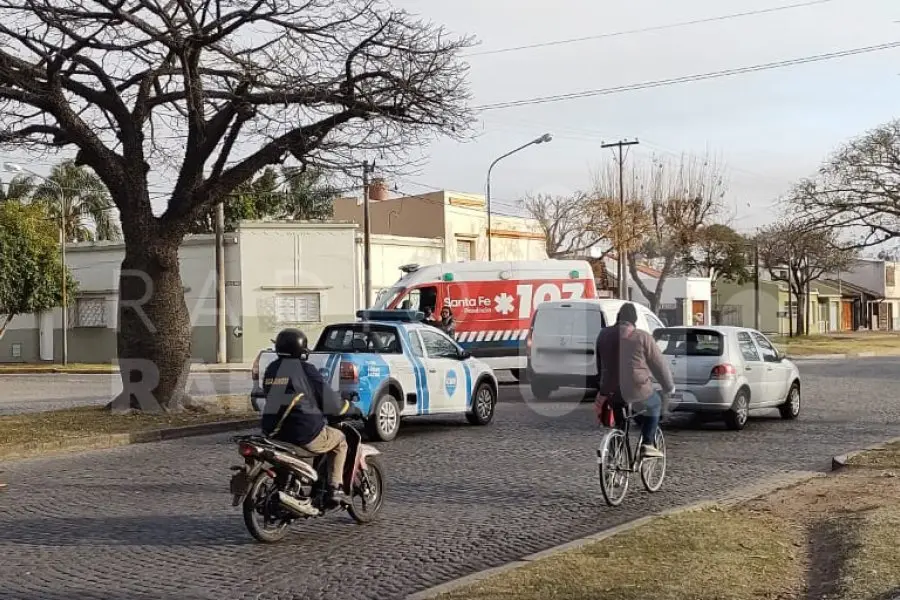Accidente sobre Av. Roque Sáez Peña: una joven motociclista y su hija de 7 años resultaron heridas