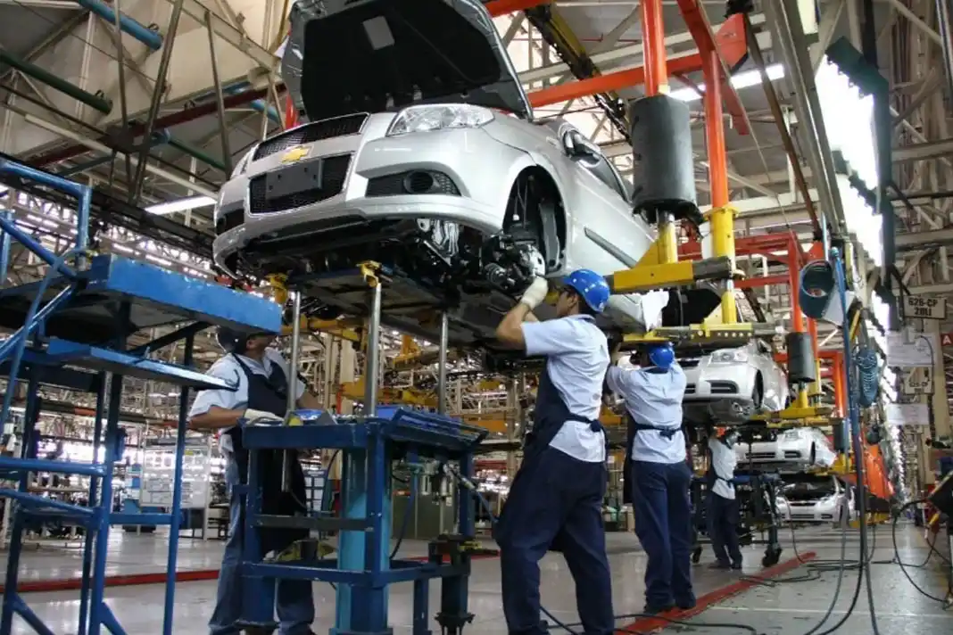 La producción automotriz acumuló en octubre 14 meses de caída