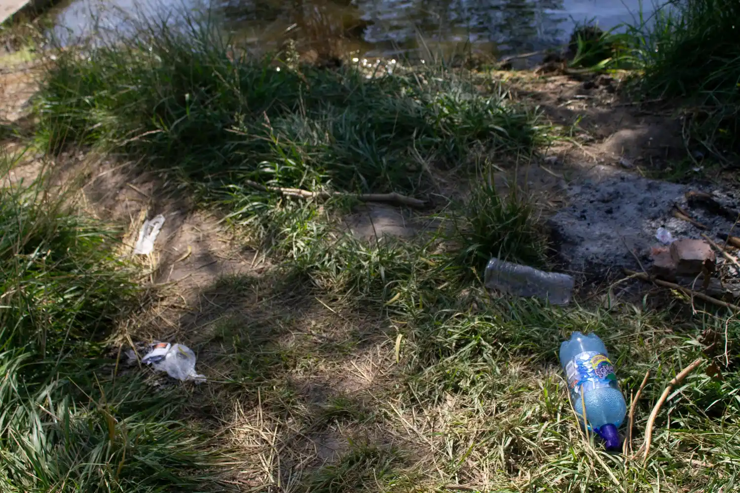 Chascomús y una discusión que vuelve cada verano: la ciudad limpia que se reclama, pero que muchas veces no se cuida