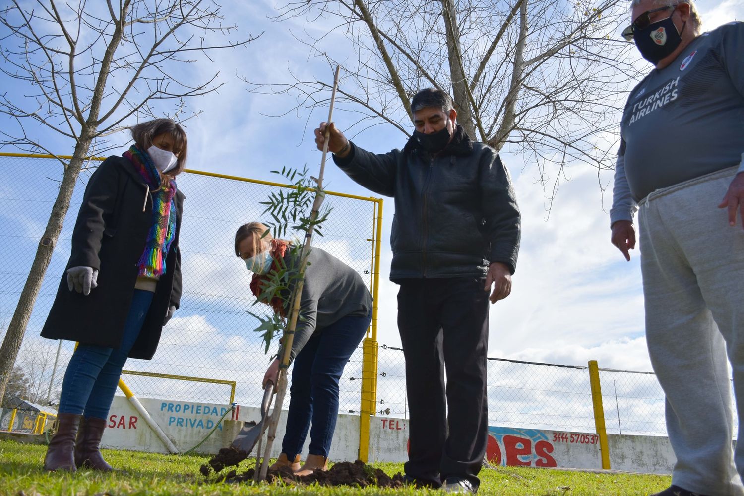 Entregaron distintas especies arbóreas a clubes 