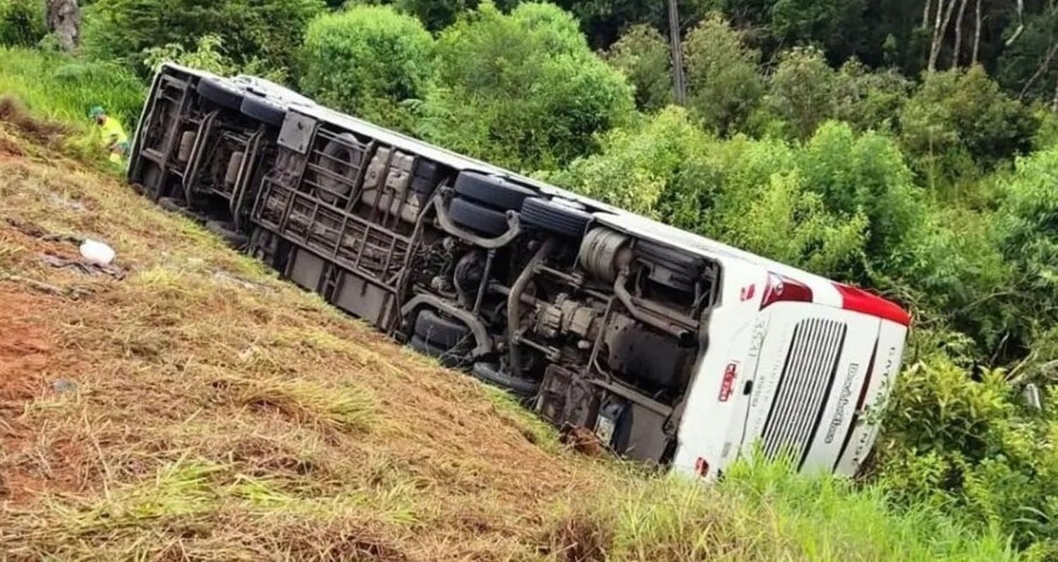 Murieron dos argentinos tras el vuelco de un colectivo en Brasil