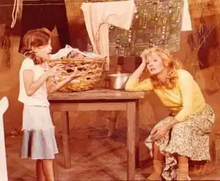 Yalitza Hernández en una escena con Doris Wells. Foto Facebook