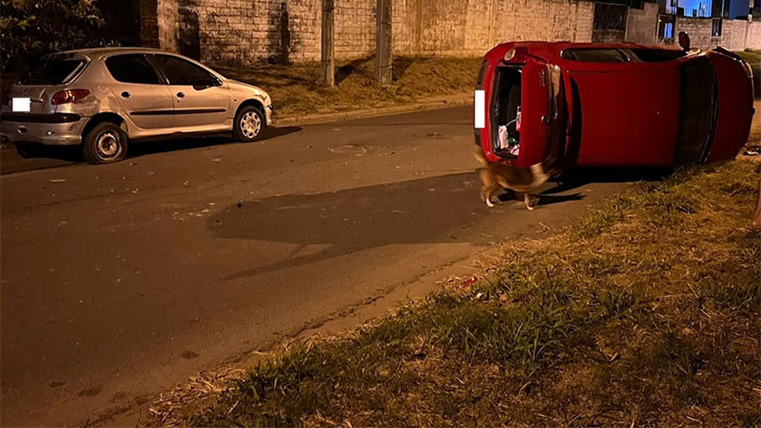 Una conductora chocó un auto estacionado y luego volcó: hay dos hospitalizados