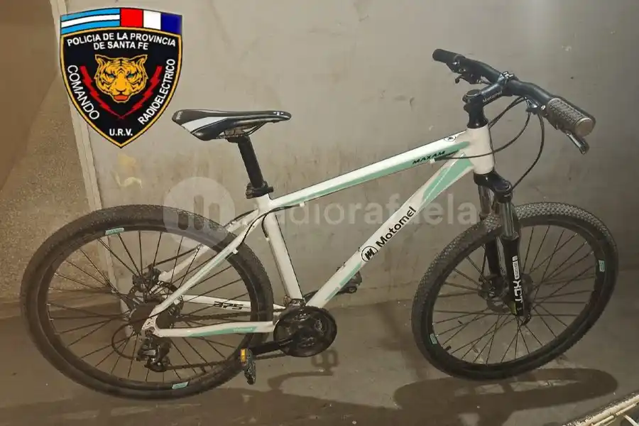 Entre pastizales a la vera de la Ruta 34, hallaron dos bicicletas abandonadas