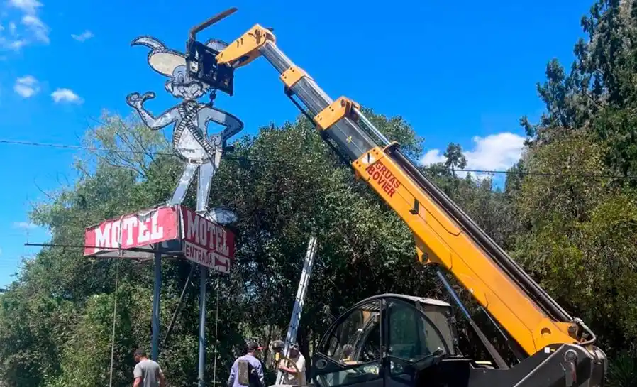 A pesar de que la Municipalidad dispuso su retiro, afirman que volverán a colocar el "conejo tijuano" del albergue transitorio