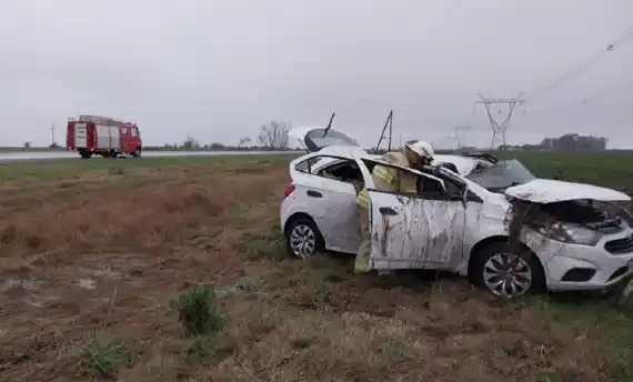 Ruta 14: despiste y vuelco de un auto bajo la lluvia