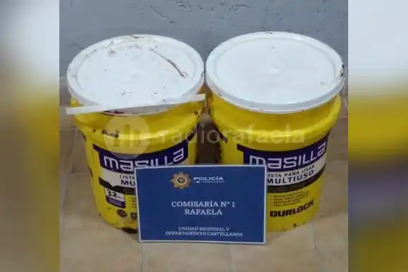 Cero discreción: saltaron el cerco de una obra con dos baldes color amarillo